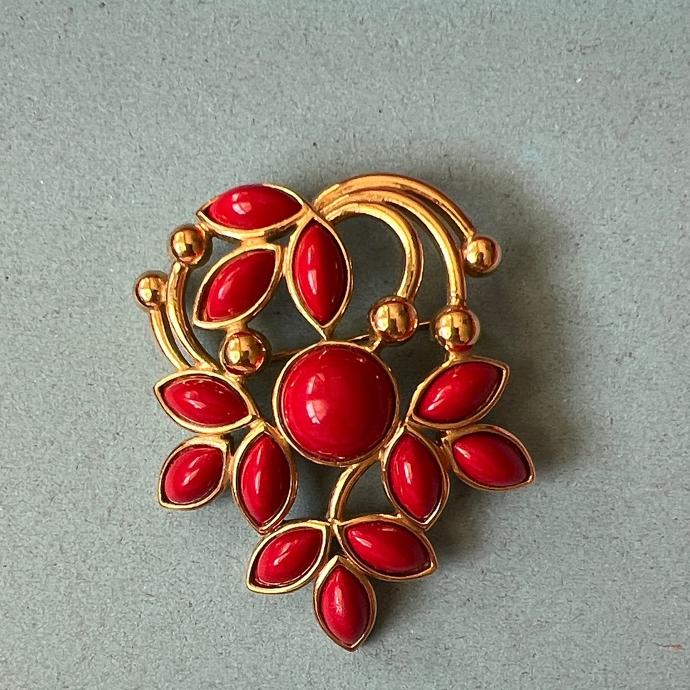 Vintage TRIFARI Gold Tone Faux Red Coral Stone Flower
Pin Brooch EUC